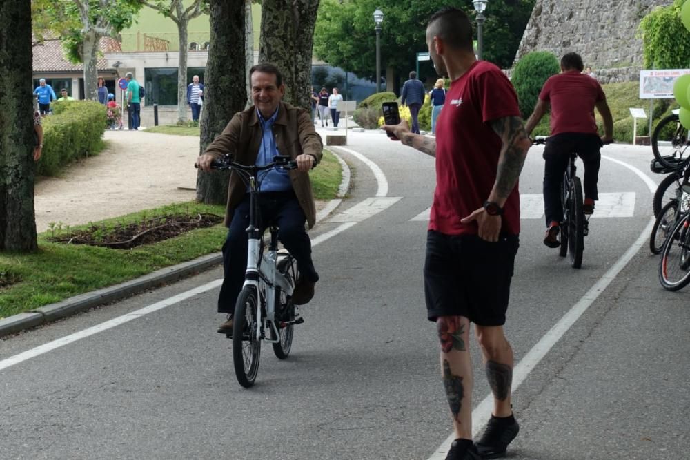 El alcalde de Vigo prueba su destreza sobre una BMX en la fiesta de la bicicleta de O Castro.