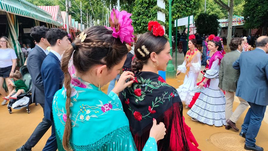 Estas son las mejores formas de ponerse el mantoncillo para esta Feria de Abril de Sevilla: la guía definitiva
