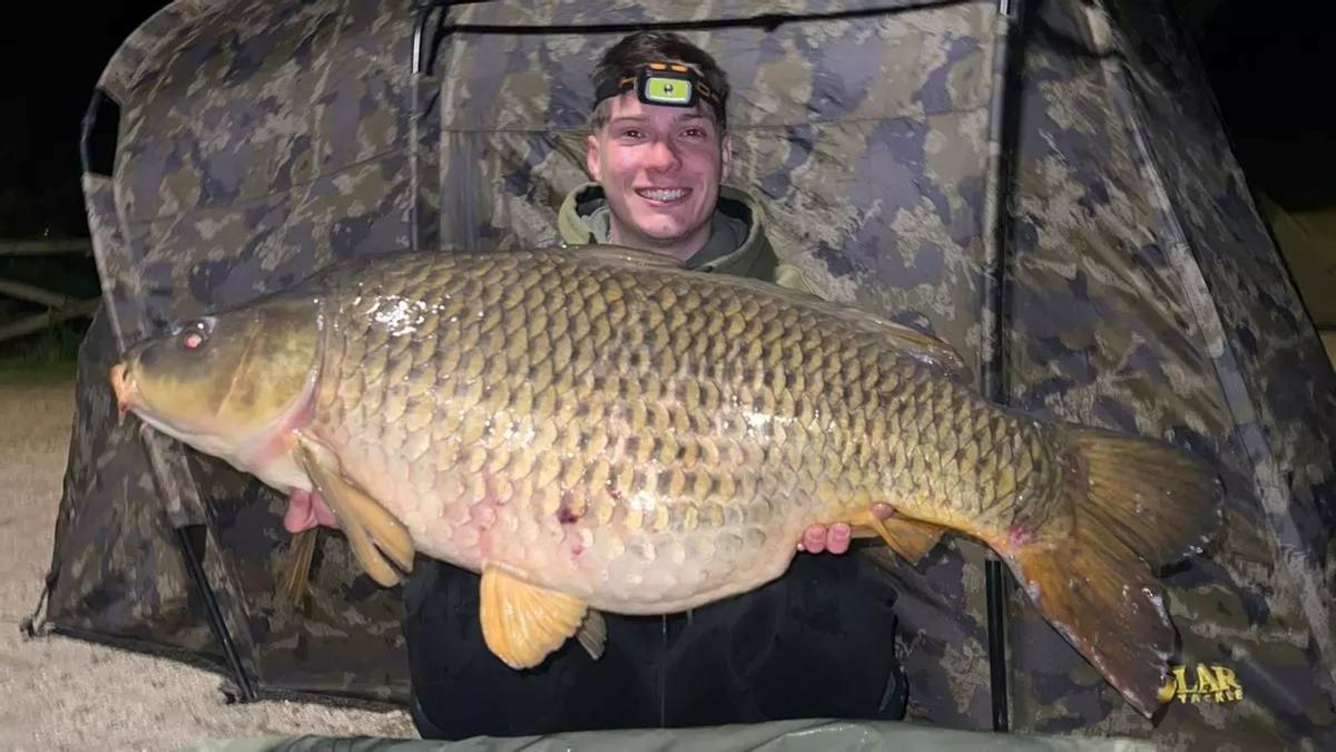 Jorge Cezón, un joven de Mérida, pesca una espectacular carpa de más de 22 kilos en Proserpina.