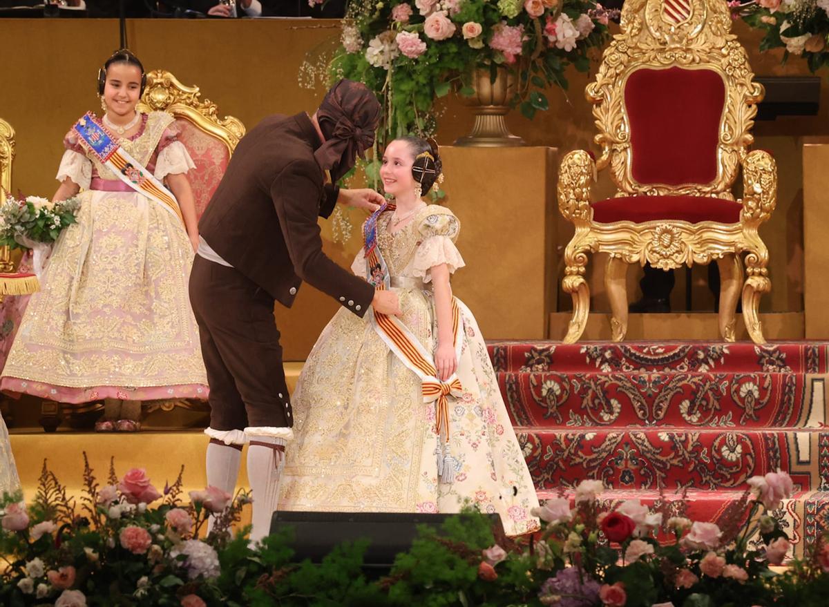 Imposición de bandas a Marta Mercader y la corte de honor infantil de las Fallas 2026