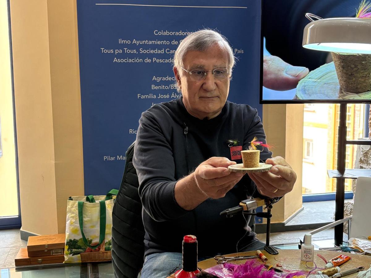 Manuel "Loli" Fidalgo muestra la mosca recién hecha para salmón.