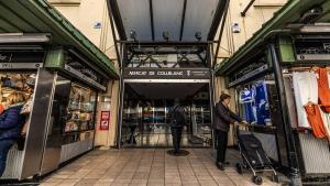Entrada del mercado de Collblanc de LHospitalet de Llobregat