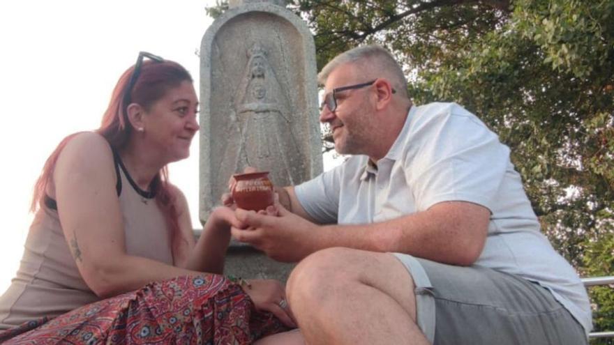 Mihaela Olteanu y Abel Cáceres, a los pies del crucero del Rito del Beso. | CEDIDA POR CARLOTA CÁCERES