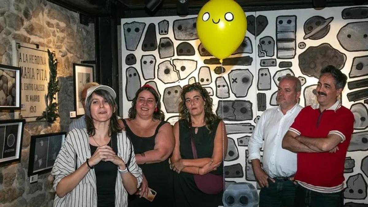 La artista Xulia Pisón en la inauguración de su exposición Stons.