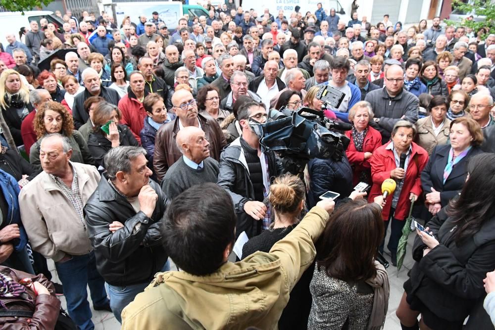 Asamblea de vecinos en el centro cívico de Eirís con Silvia Cameán y Xiao Varela