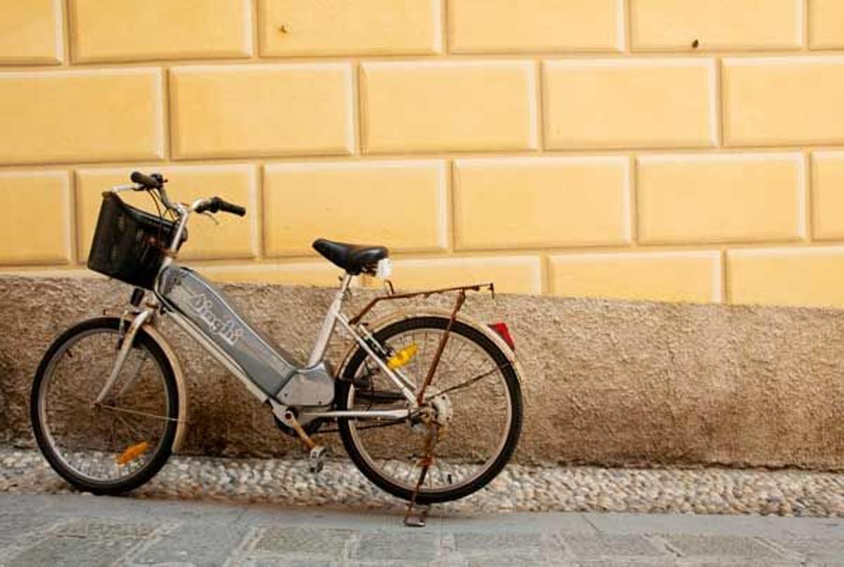 Son muchos los que utilizan bicletas eléctrica para moverse por las cuestas de Manarola.