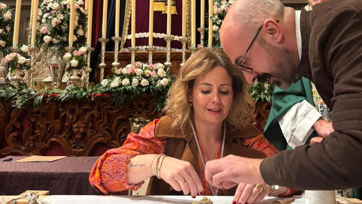 Un momento de la primera puntada a la saya de laVirgen de las Lágrimas Alicante