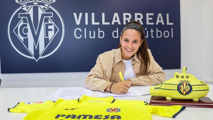 Rocío García, delantera balear, firma su contrato de dos años con el Villarreal femenino.