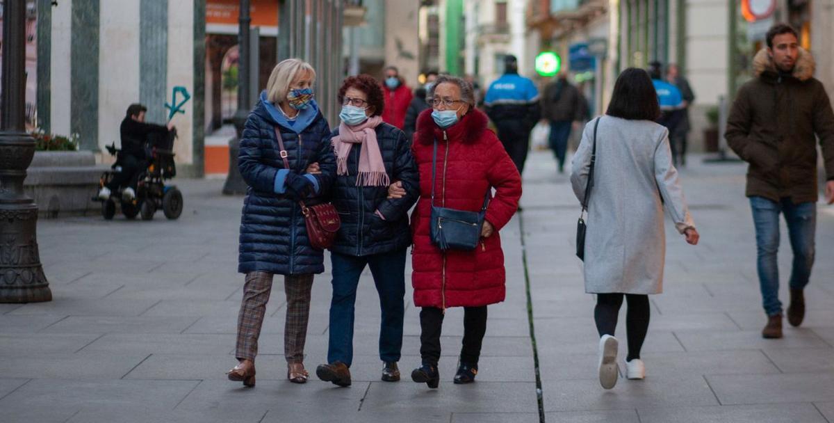 Personas mayores pasean por la calle Santa Clara de Zamora. | LOZ