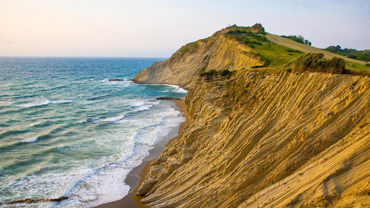 Vista de las rocas flysch en la bahía de Zumaia