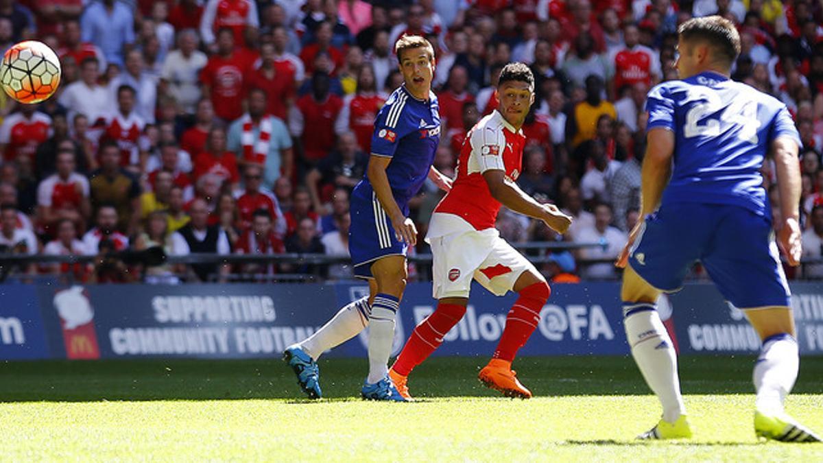 Chamberlain bate a Courtois y da la victoria la Arsenal ante el Chelsea en la Community Shield