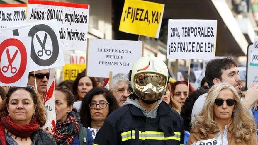 Multitudinaria protesta de los trabajadores públicos temporales