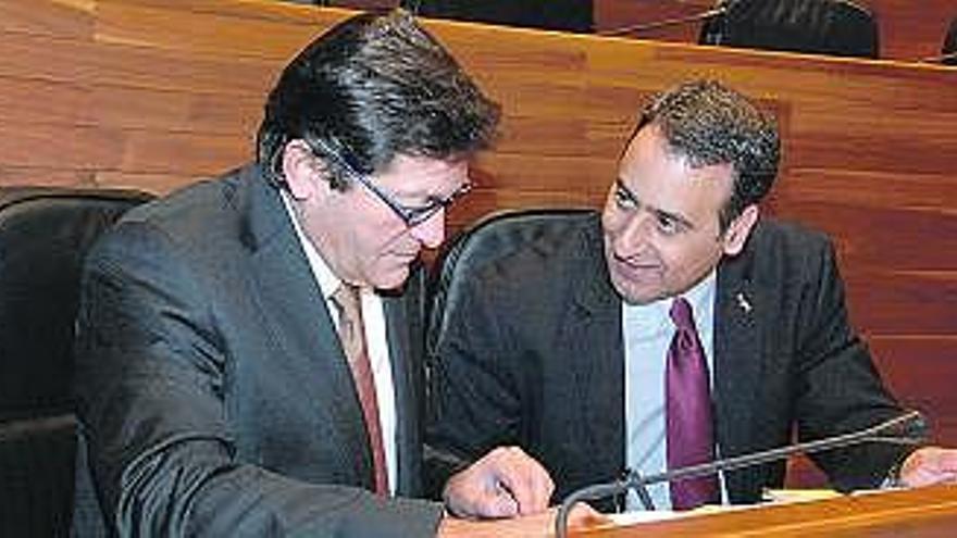 A la izquierda, Javier Fernández, secretario general del PSOE-FSA, junto a Lastra.