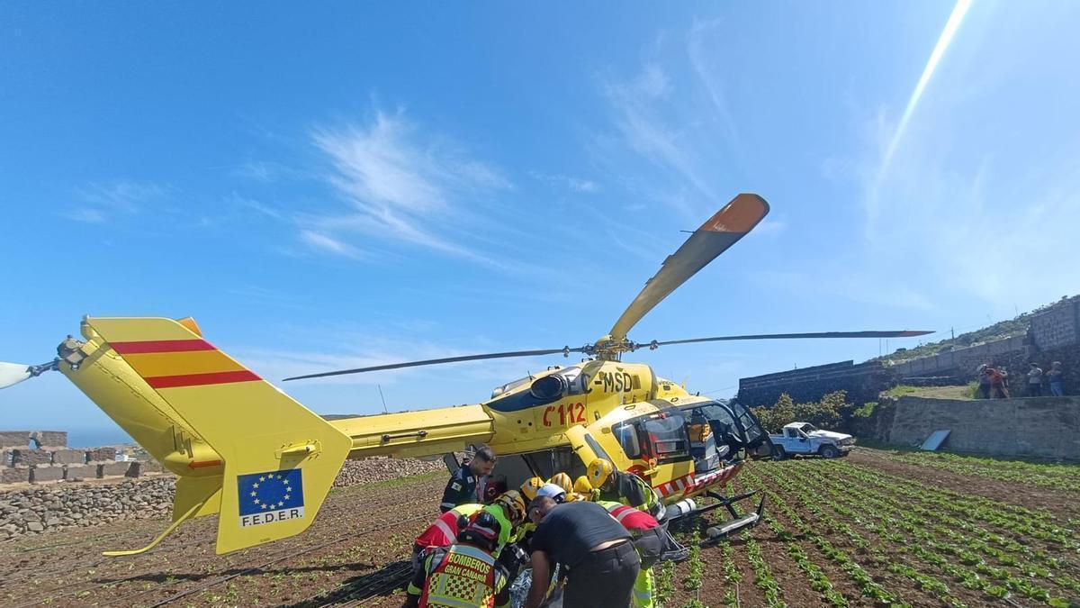 Evacuado en helicóptero un conductor de 87 años tras precipitarse con su vehículo
