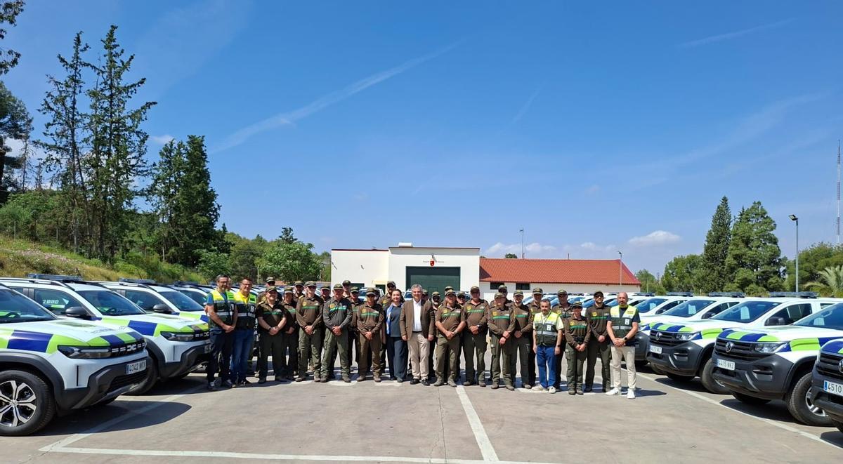 Juan María Vázquez junto a varios agentes medioambientales durante la presentación de los coches.