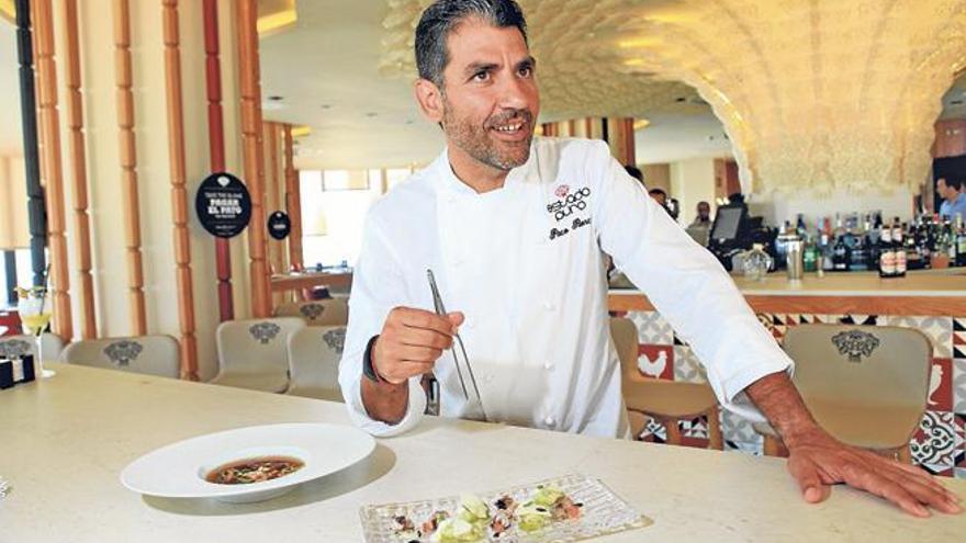 Paco Roncero, con dos de los platos que elaboró en público, unos ñoquis de queso y albahaca con sepiones y un ramen interactivo.