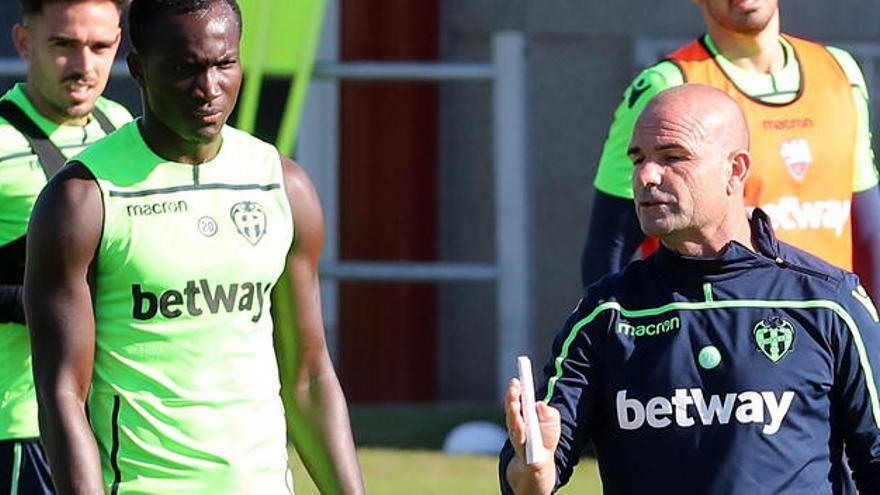 Paco López y Dwamena, en un entrenamiento en Buñol.