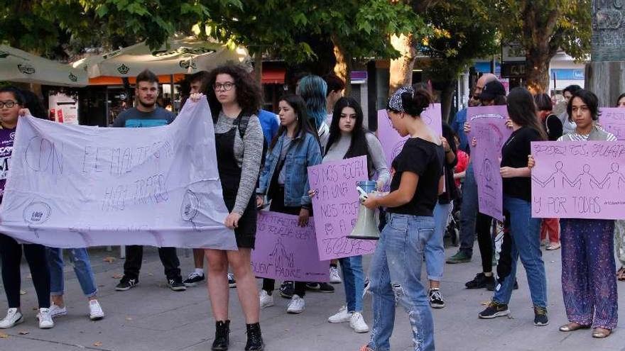 Jóvenes zamoranas se manifiestan contra la violencia de género.