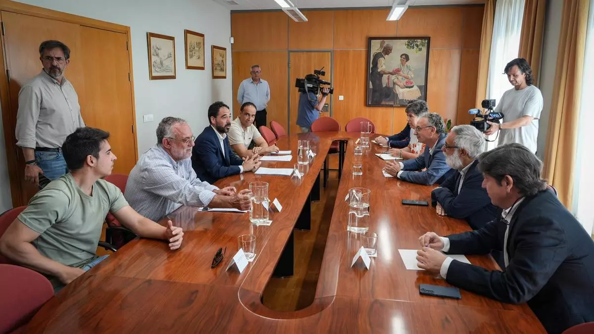 El comité de empresa de la Central de Almaraz entrega a Quintana una carta en la que piden prorrogar su vida 20 años más