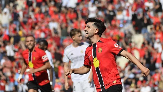 El centrocampista del Mallorca Manu Morlanes (d) celebra tras anotar el primer gol de su equipo durante el partido de la jornada 30 de LaLiga.