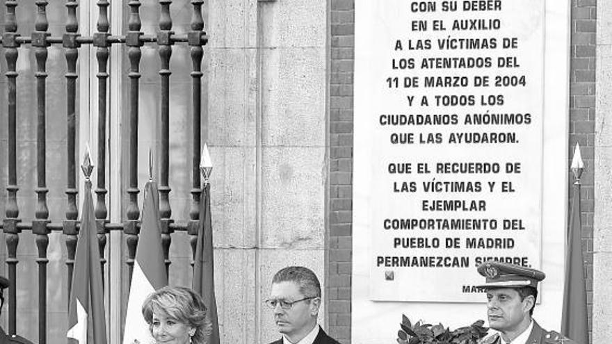 Esperanza Aguirre y Alberto Ruiz-Gallardón, ayer en un acto de homenaje a las víctimas del 11-M, en Madrid.