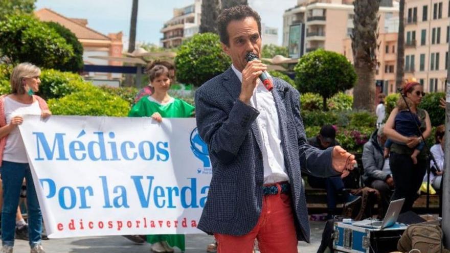 Ángel Ruiz-Valdepeñas, en una manifestación de Médicos por la Verdad.