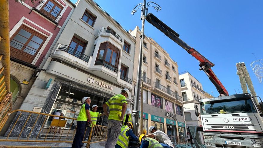 De postes de rugby a farolas clásicas en la Plaça de Baix