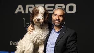 Álex Artero junto a un perro en las Jornadas Artero 2023. 