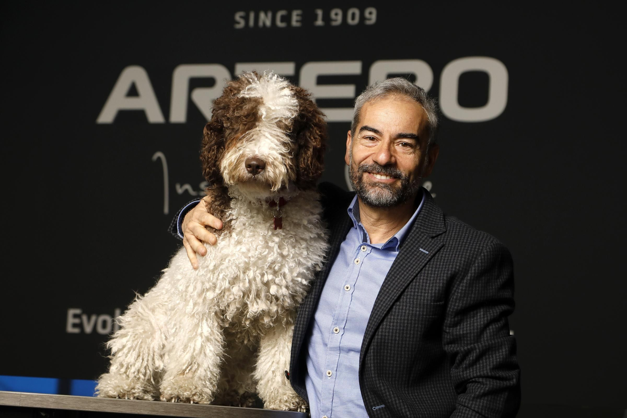 Álex Artero junto a un perro en las Jornadas Artero 2023.