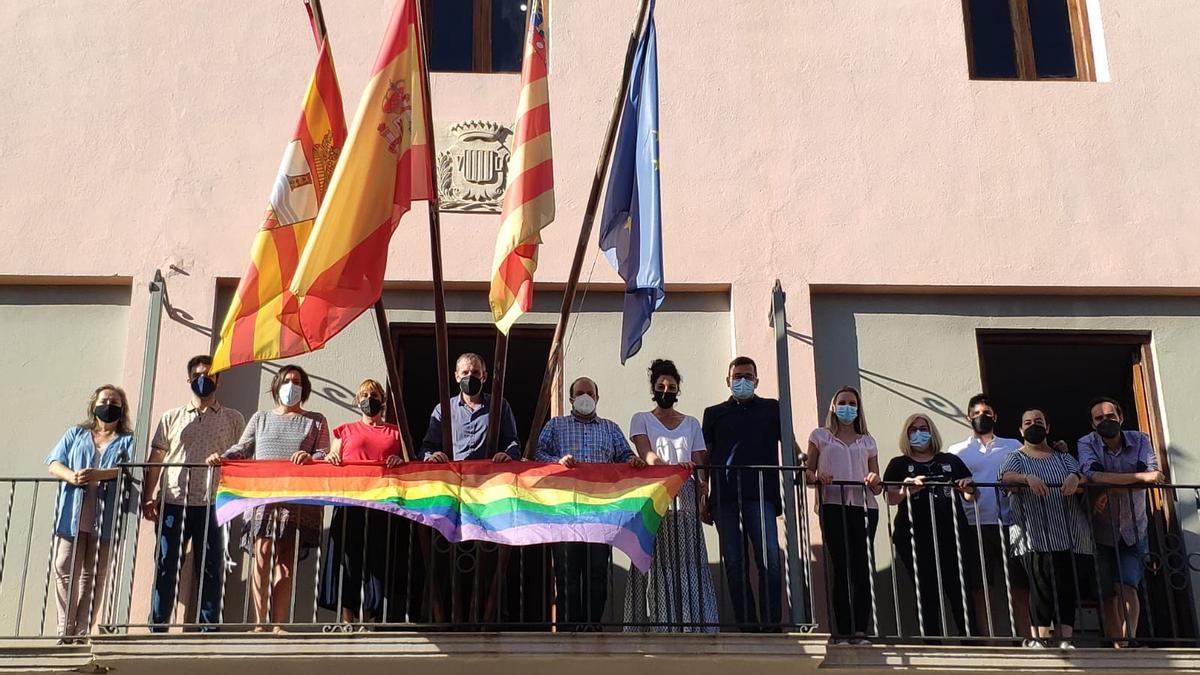 Foto de familia de las autoridades municipales en el balcón del ayuntamiento, donde han desplegado una bandera arcoíris.