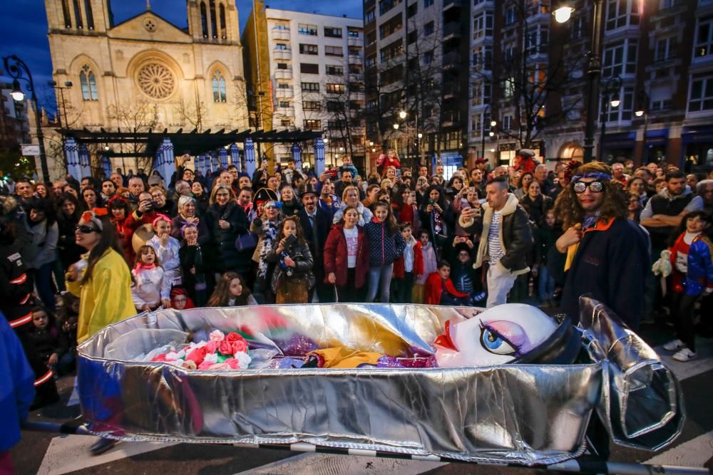 Entrega de premios, pasacalles y entierro de la sardina en Gijón