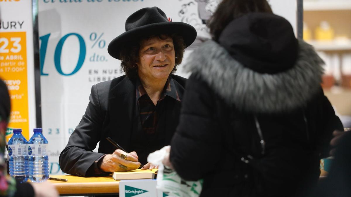 Bunbury en una firma de su libro 'La carta' en Zaragoza en 2024.
