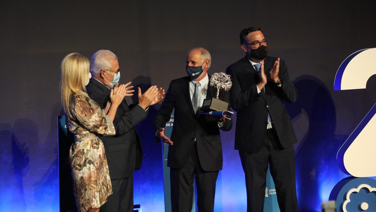 Momento de entrega del premio de honor a Luis Moltó.