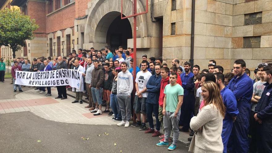 Concentración, esta mañana, contra el recorte del concierto educativo a la Fundación Revillagigedo.