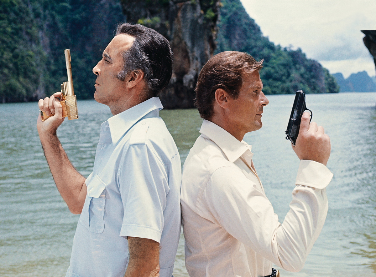 Scamaranga (Christopher Lee, izquierda), a punto de batirse en duelo con Bond (Roger Moore).