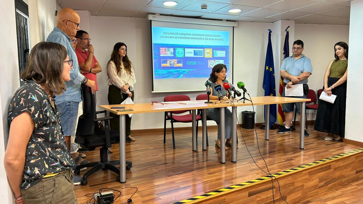 Representantes de las entidades sociales y colegios profesionales de las islas que han leído hoy la declaración sobre la acogida de migrantes en Balears.