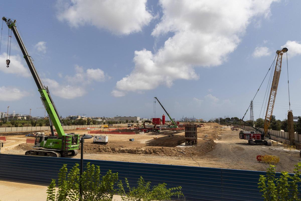 Las grúas ya trabajan en el futuro centro comercial de Turianova