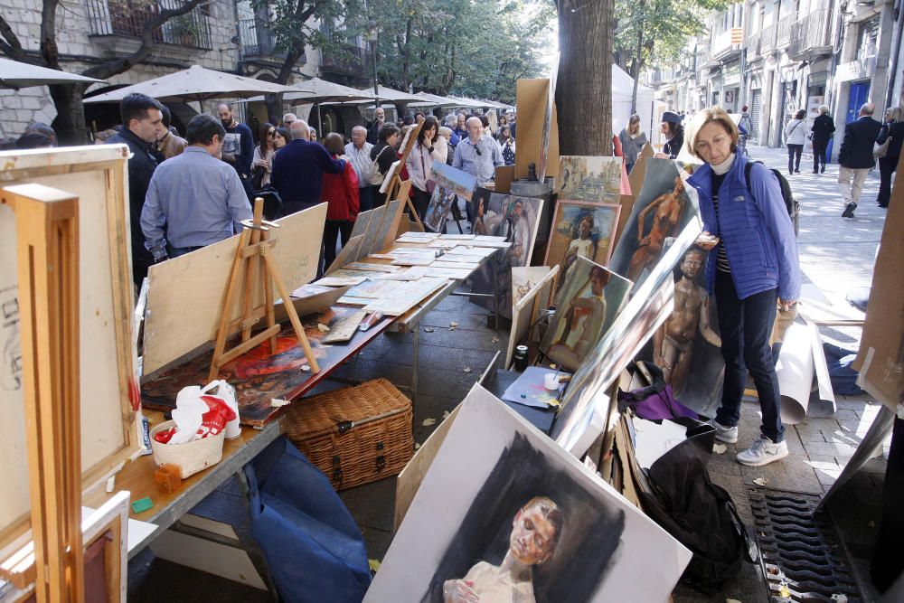 Milers de persones omplen Girona per Tots Sants