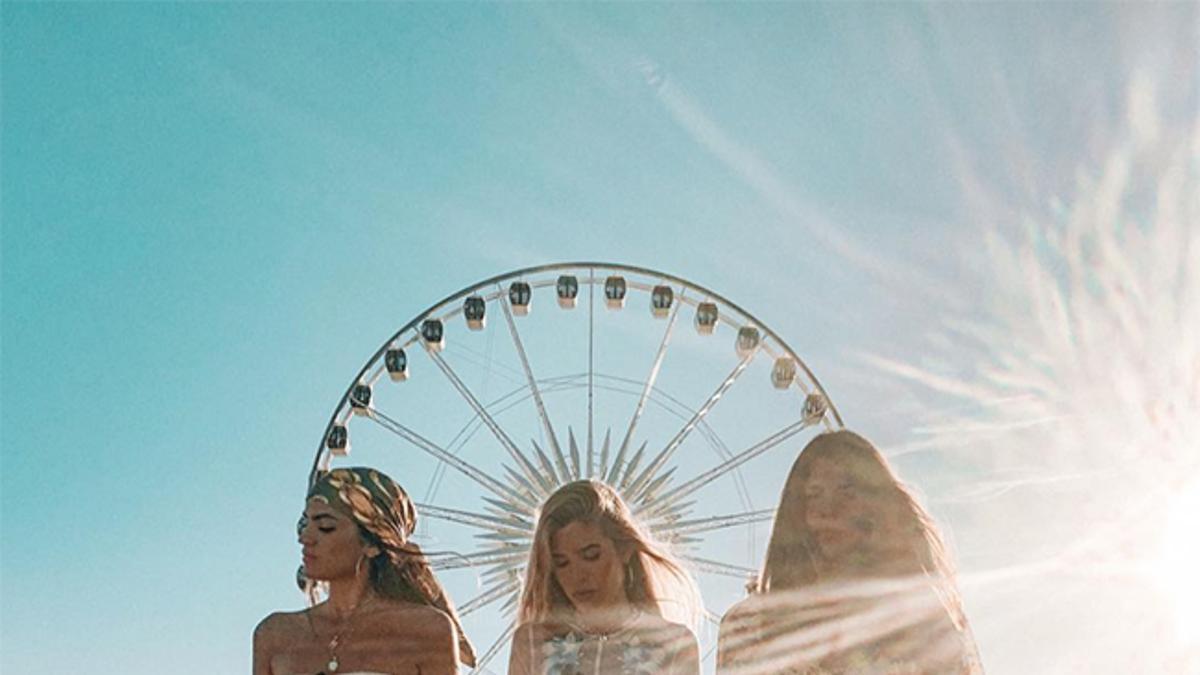 Teresa Andrés, Marta Lozano y Laura Matamoros, con botas cowboy, en Coachella