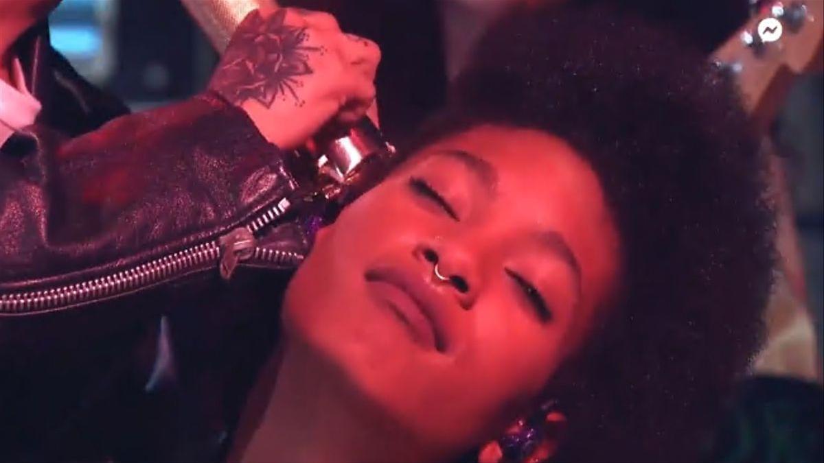 Willow Smith, rapándose la cabeza durante su última actuación en Facebook Live.