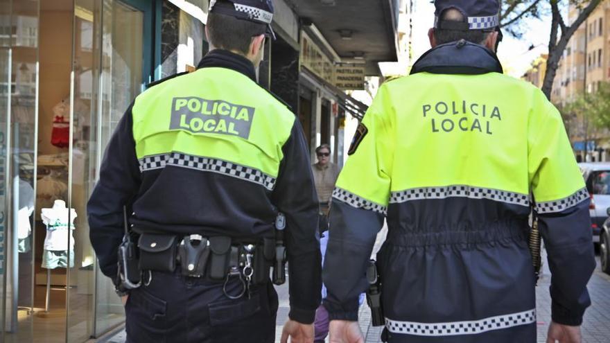 Dos agentes patrullan por la zona de la Alameda de Alcoy