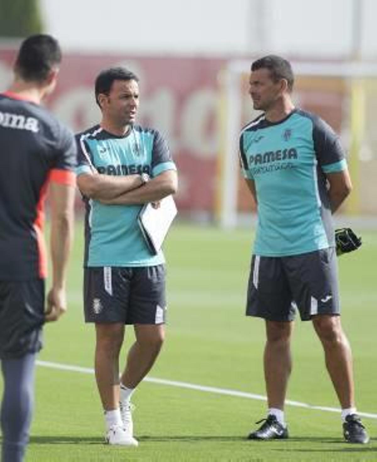 Javi Calleja dialoga con Jesús Unanua, durante un entrenamiento de este verano.