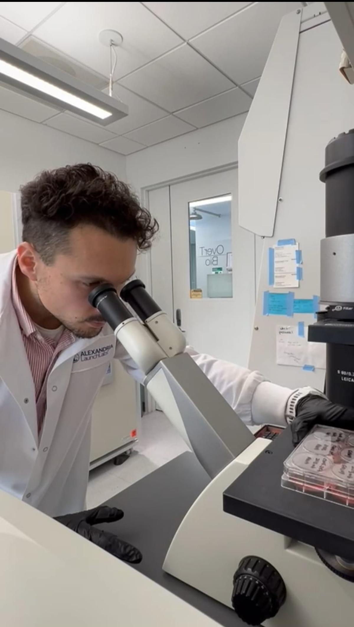 Iván Reyes en el laboratorio