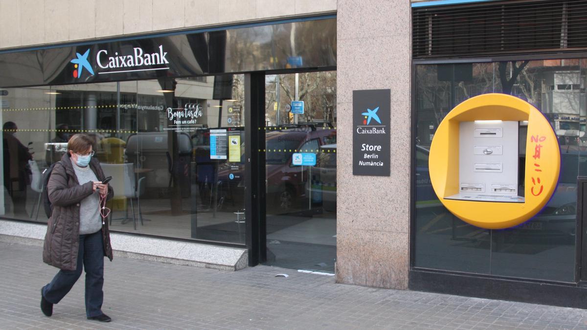 Un caixer automàtic de Caixa Bank