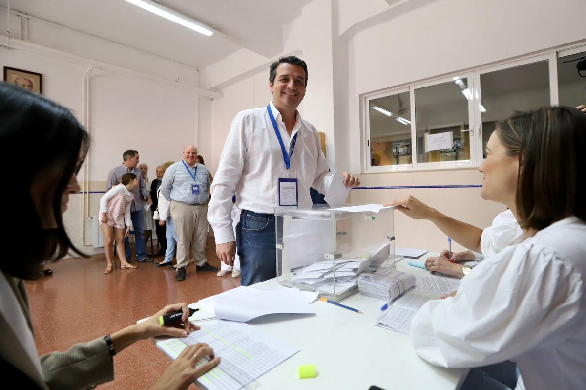 José María Bellido vota en La Salle.