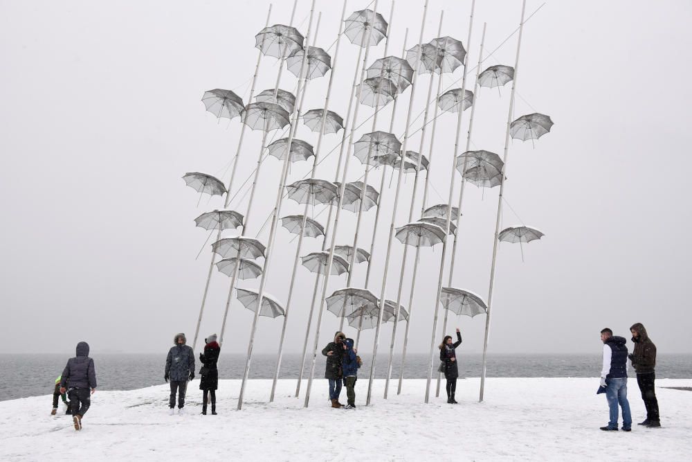 La gente toma fotos durante las nevadas junto a los "paraguas"