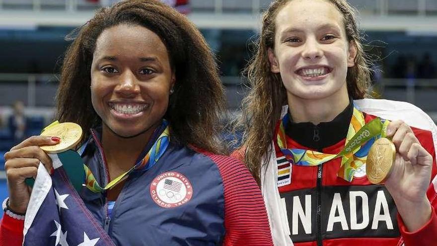 Simone Manuel y Oleksiak sonríen tras recibir las medallas. // Efe