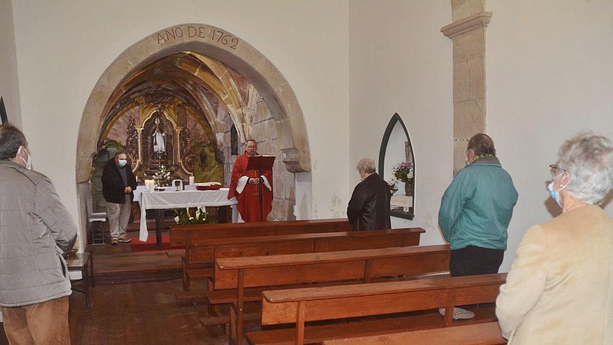 Las celebraciones en Salcedo se limitaron a un oficio religioso en la capilla, a fin de no interrumpir una tradición centenar.   | // RAFA VÁZQUEZ