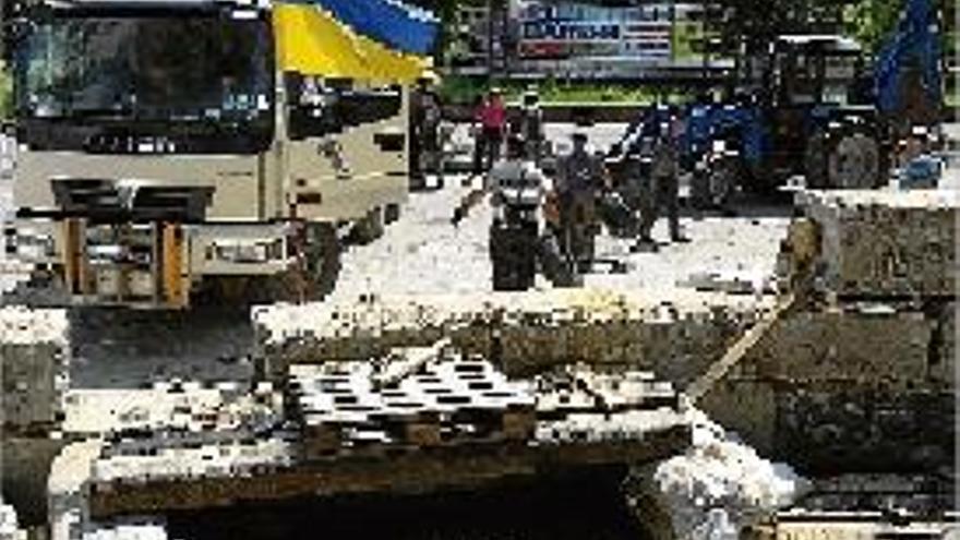 Ucraïnesos desmunten una barricada dels prorussos