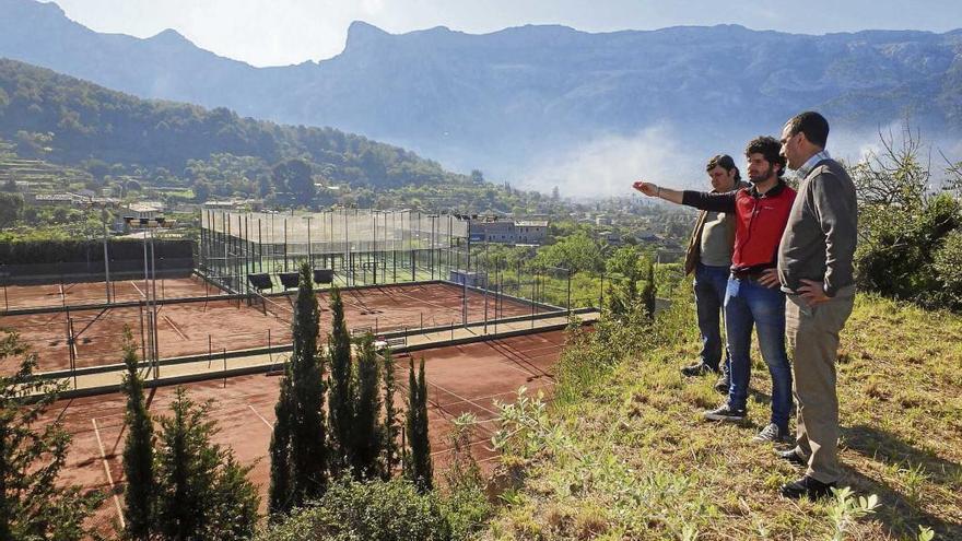 El alcalde y los técnicos visitaron ayer la zona arqueológica.